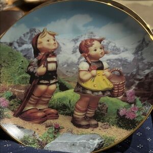 Hummel Decorative Plate with Yellow and Brown Accents Little Companions